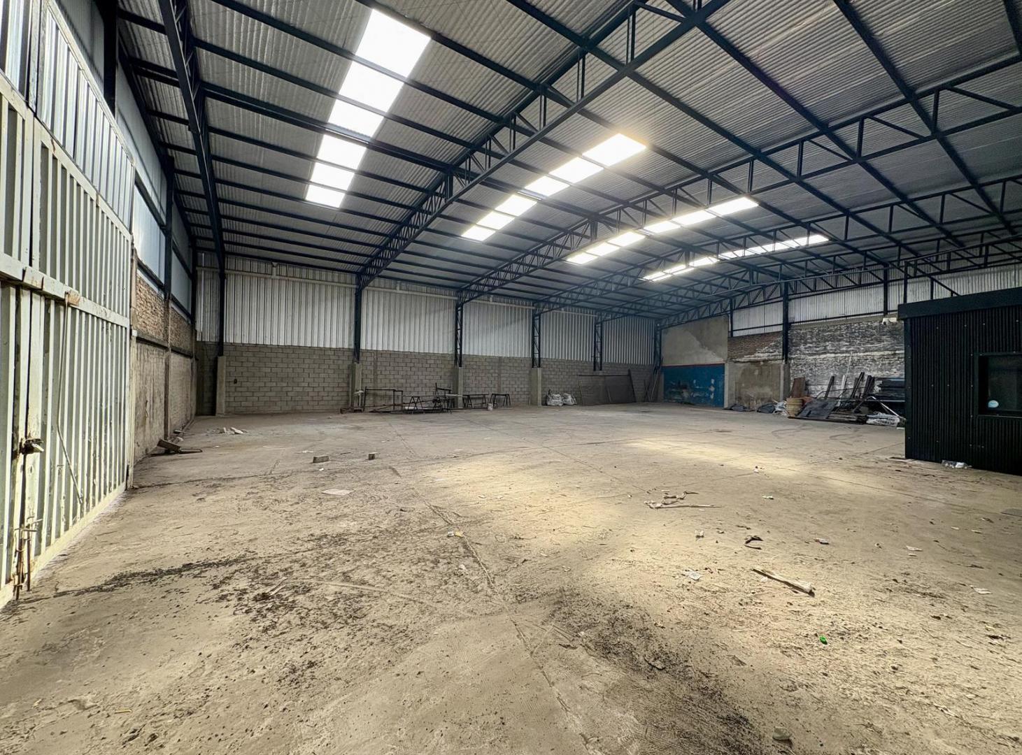 Galpón Industrial 500 m² sobre Ruta 8 - Planta Libre - Grand Bourg