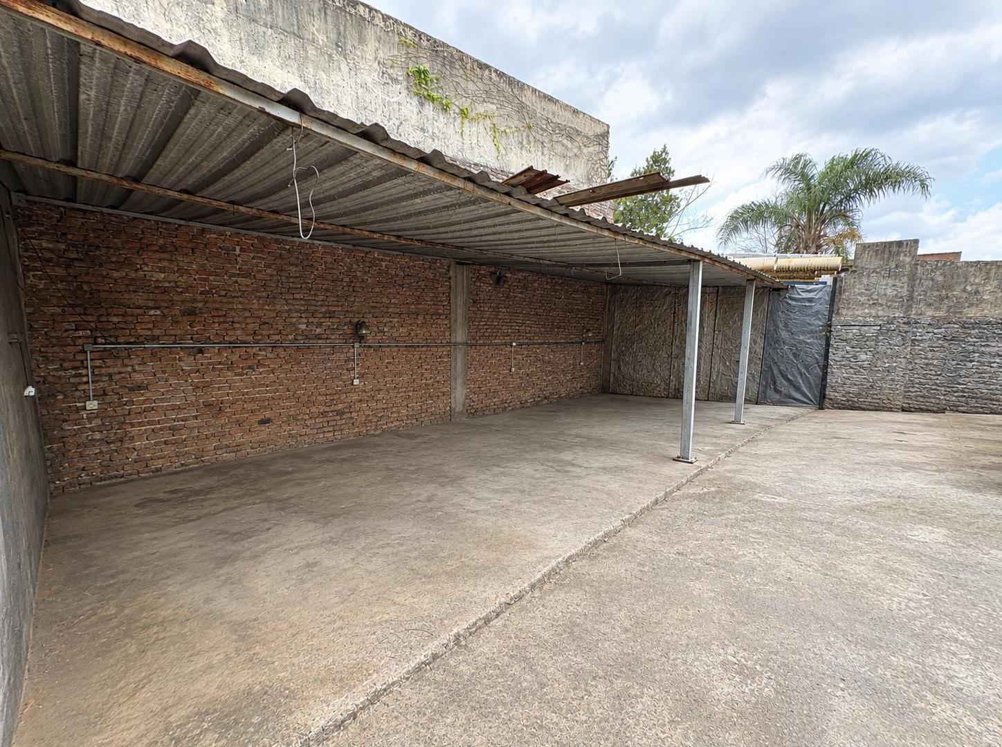 Foto de GALPÓN COMERCIAL 10 x 50 SOBRE AV. HIPÓLITO YRIGOYEN – GENERAL PACHECO, imagen 2