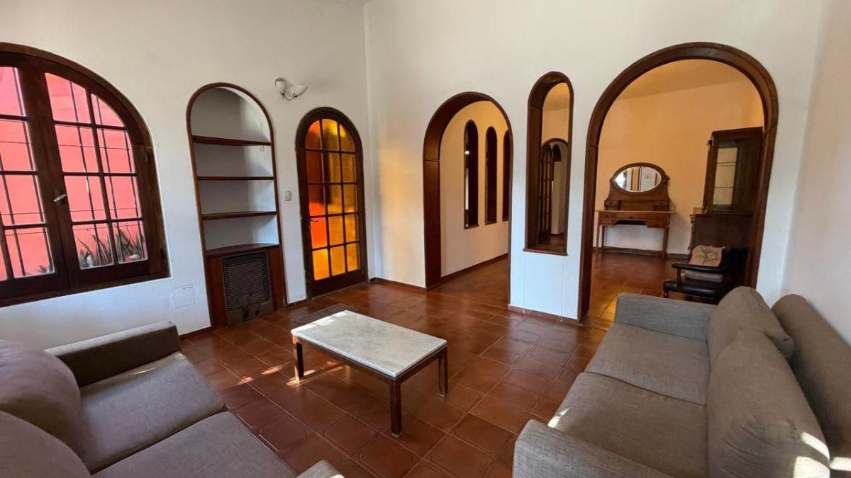 ALQUILO CASA 2 DORM. COCHERA DOBLE. PATIO. AV PATRIA 46
