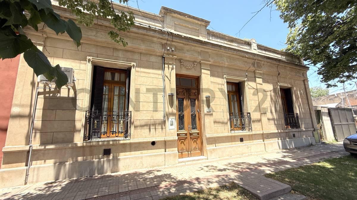 IMPONENTE CASONA DE ESTILO SOBRE LOTE DE 980 M² A POCAS CUADRAS DEL CENTRO VENADO TUERTO