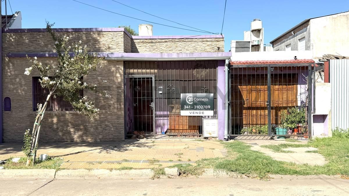 Casa céntrica. Dos dormitorios y cochera