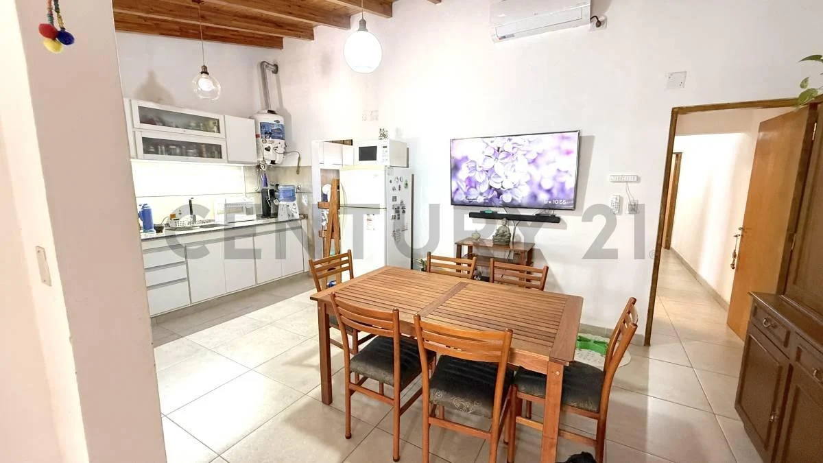 Casa 2 dormitorios, cochera y patio pequeño con asador. MB zona VENADO TUERTO