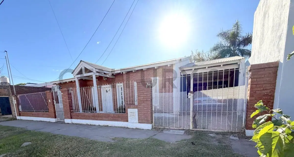 Casa de 3 dormitorios con garage pasante y patio.VENADO TUERTO 3