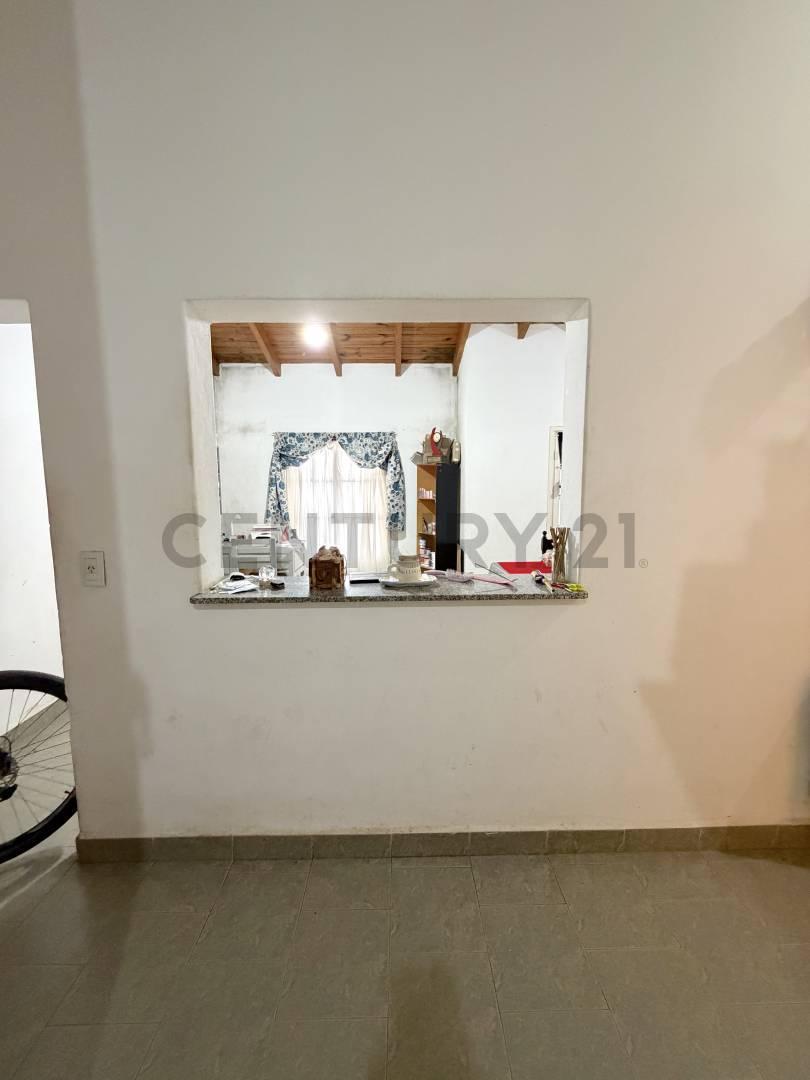 Foto de Casa de 3 dormitorios con garage pasante y patio.VENADO TUERTO, imagen 5
