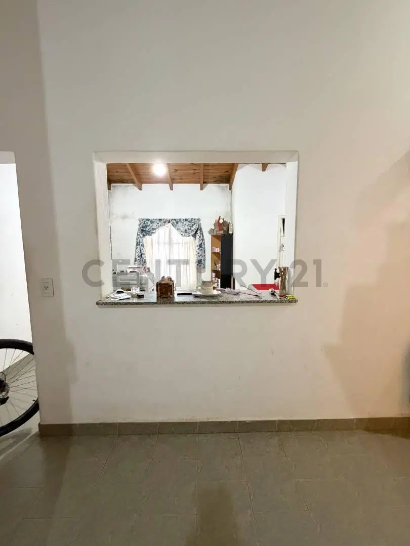 Casa de 3 dormitorios con garage pasante y patio.VENADO TUERTO 5