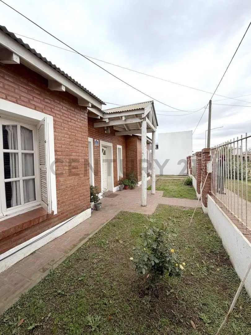 Casa de 3 dormitorios con garage pasante y patio.VENADO TUERTO 4