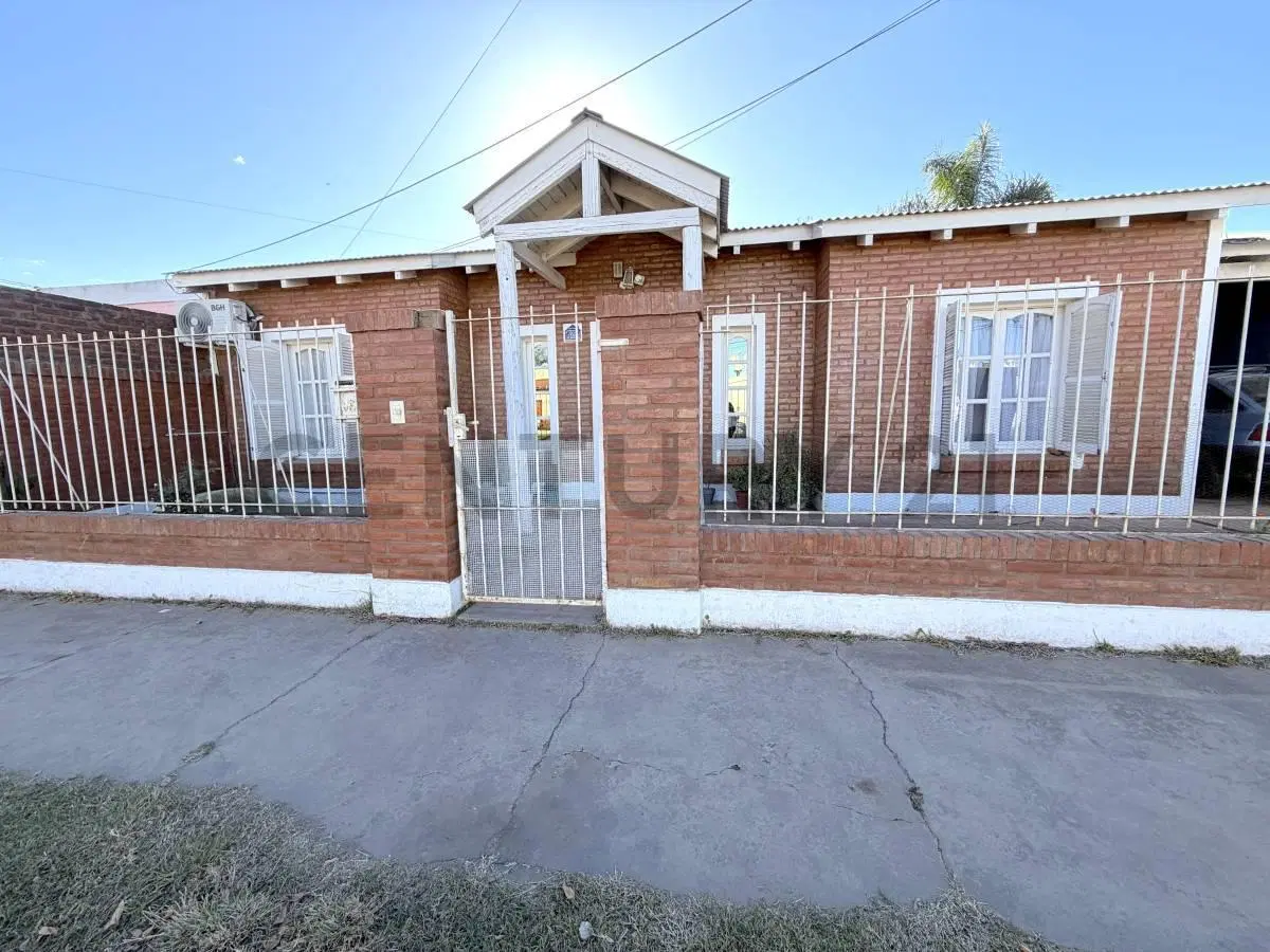 Casa de 3 dormitorios con garage pasante y patio.VENADO TUERTO 2