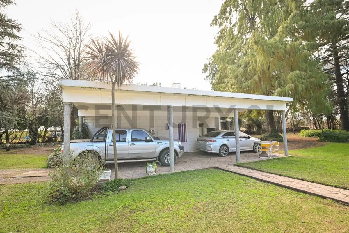 Exclusiva Casa Quinta con amplio parque, pileta y quincho 4