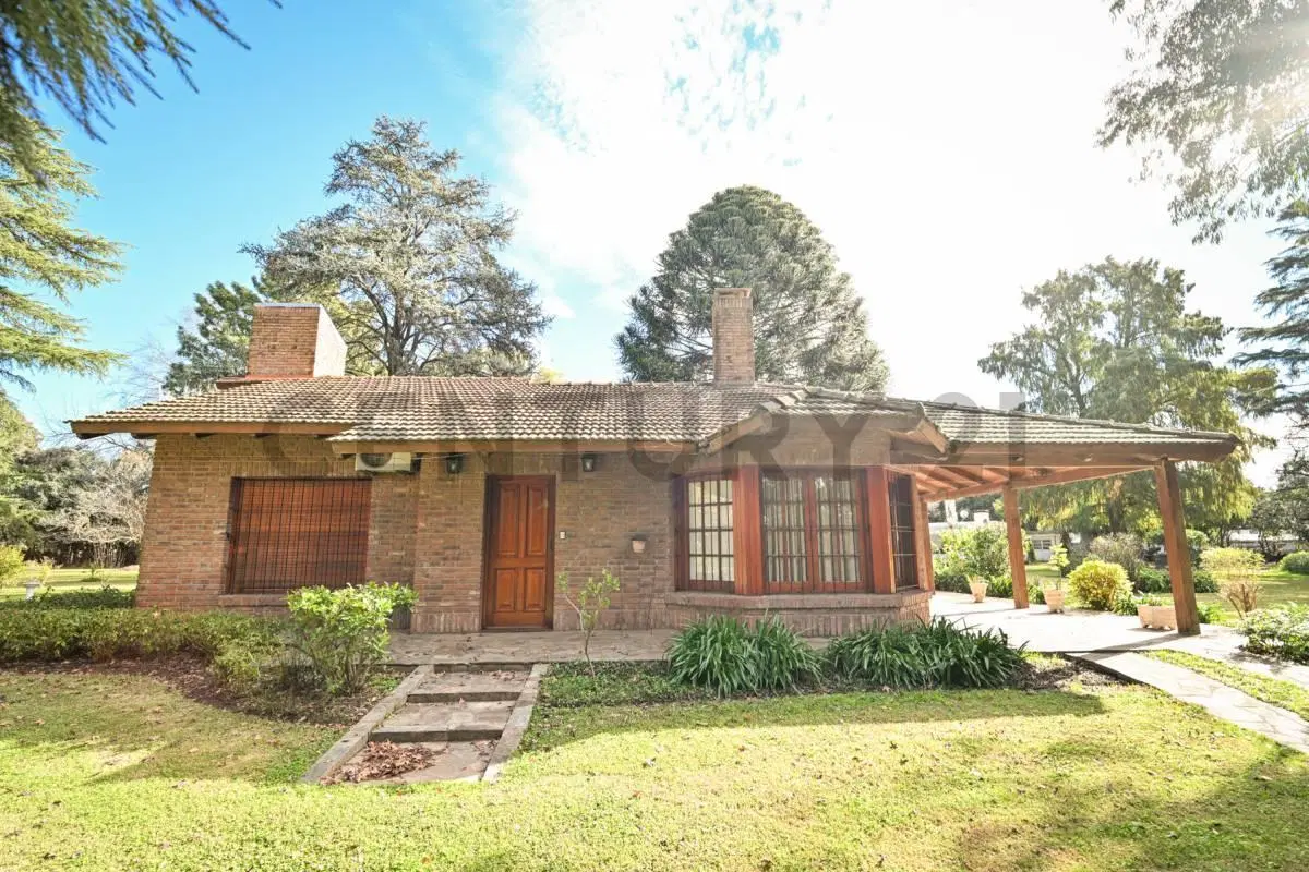 Exclusiva Casa Quinta con amplio parque, pileta y quincho 5