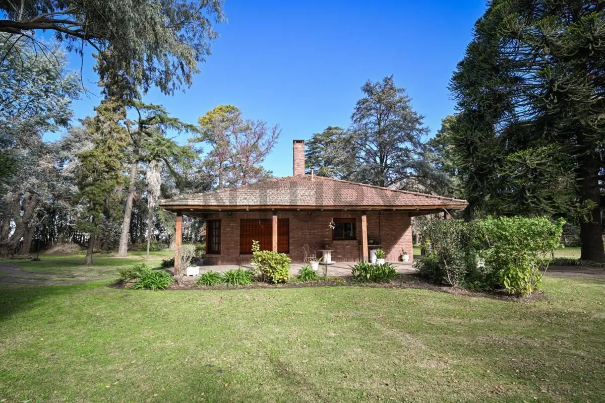 Exclusiva Casa Quinta con amplio parque, pileta y quincho 3
