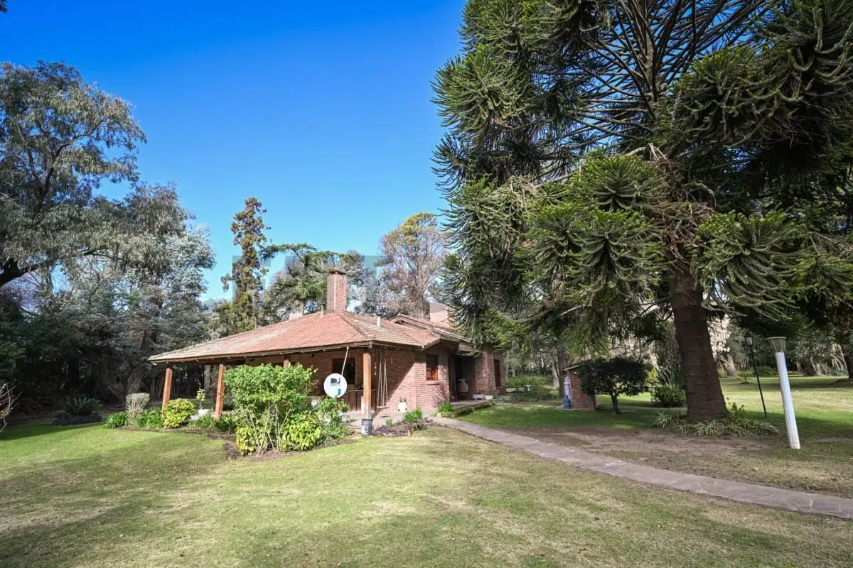 Exclusiva Casa Quinta con amplio parque, pileta y quincho 2
