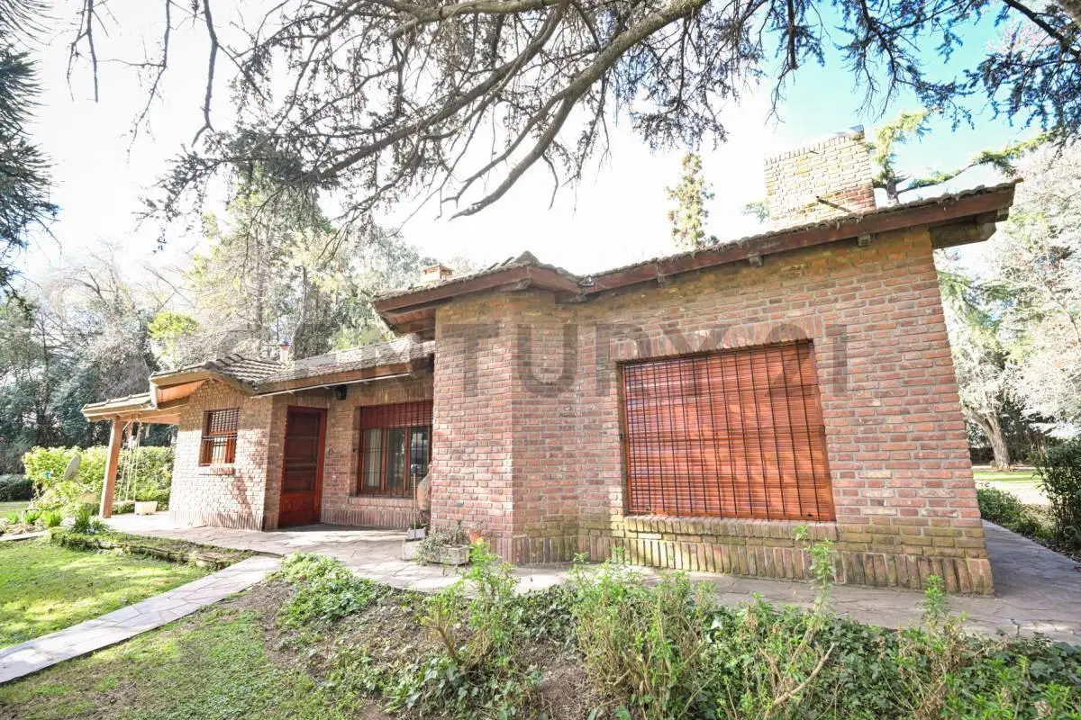 Exclusiva Casa Quinta con amplio parque, pileta y quincho 8
