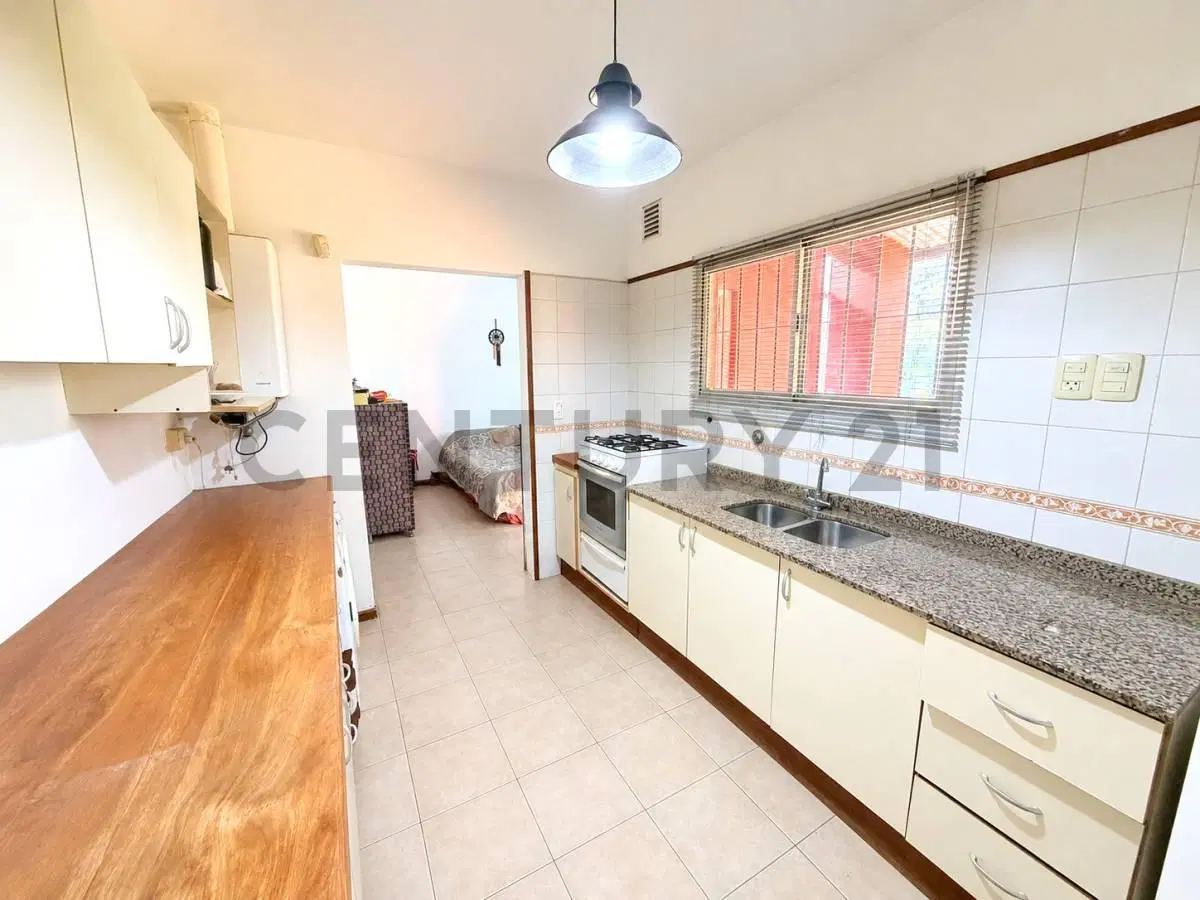 Casa en venta - Oportunidad sobre Avenida Chapuis 5