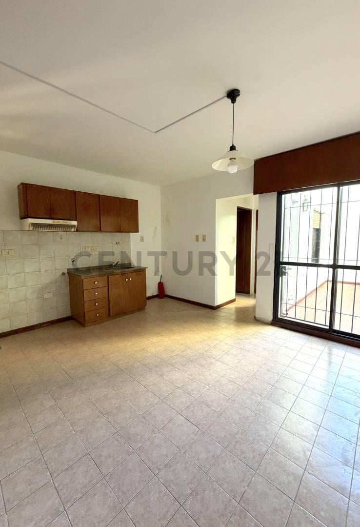 Foto de Departamento de 1 dormitorio con patio seco excelente ubicación.VENADO, imagen 1