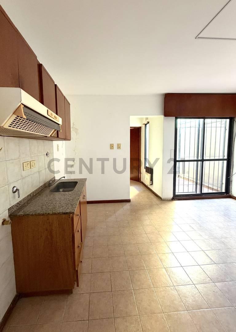 Foto de Departamento de 1 dormitorio con patio seco excelente ubicación.VENADO, imagen 2