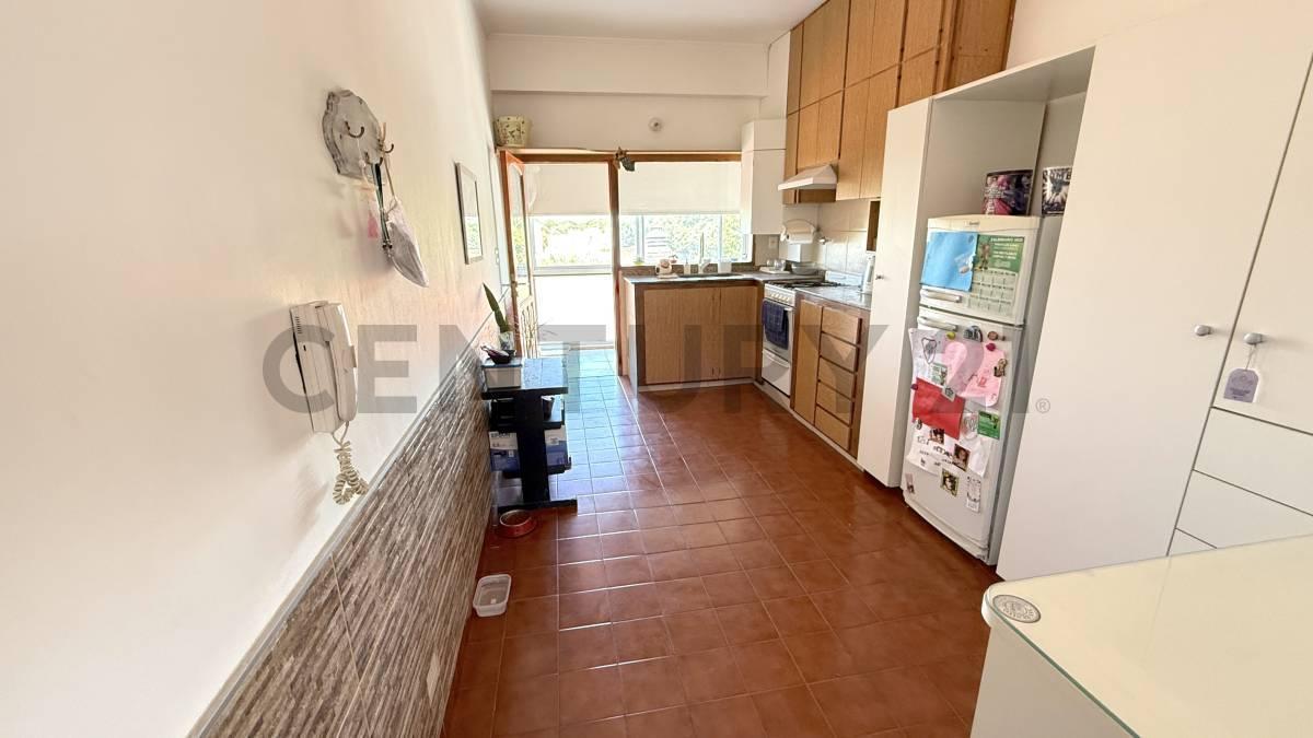 Foto de DEPARTAMENTO 3 DORMITORIOS Y COCHERA. CON ALMA DE CASA EN PLENO CENTRO, imagen 4