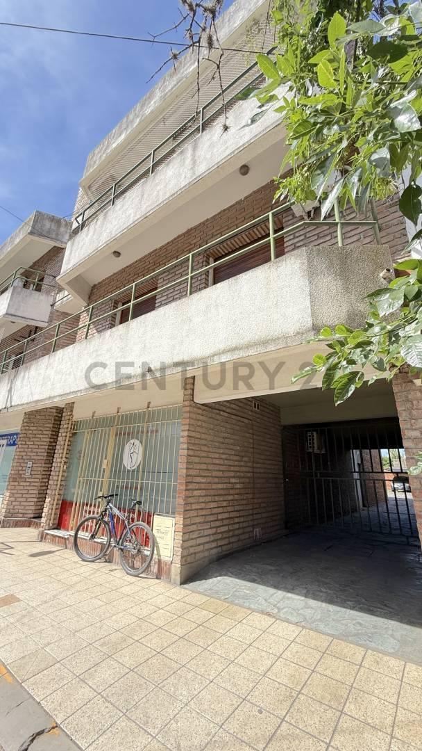 Foto de DEPARTAMENTO 3 DORMITORIOS Y COCHERA. CON ALMA DE CASA EN PLENO CENTRO, imagen 1