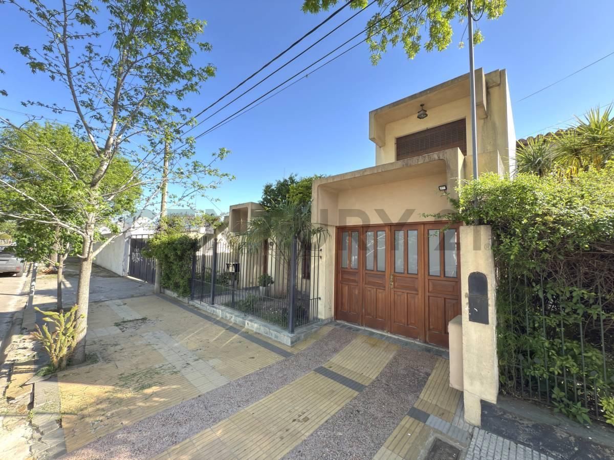 Foto de Hermosa casa de tres habitaciones, con pileta y jardín en zona Sagrado, imagen 1