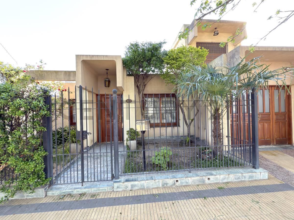 Foto de Hermosa casa de tres habitaciones, con pileta y jardín en zona Sagrado, imagen 2