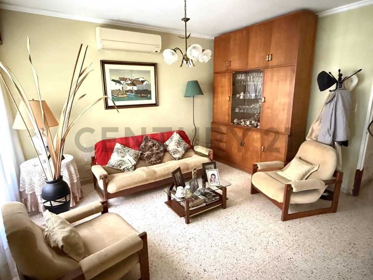 Foto de Hermosa casa de tres habitaciones, con pileta y jardín en zona Sagrado, imagen 4