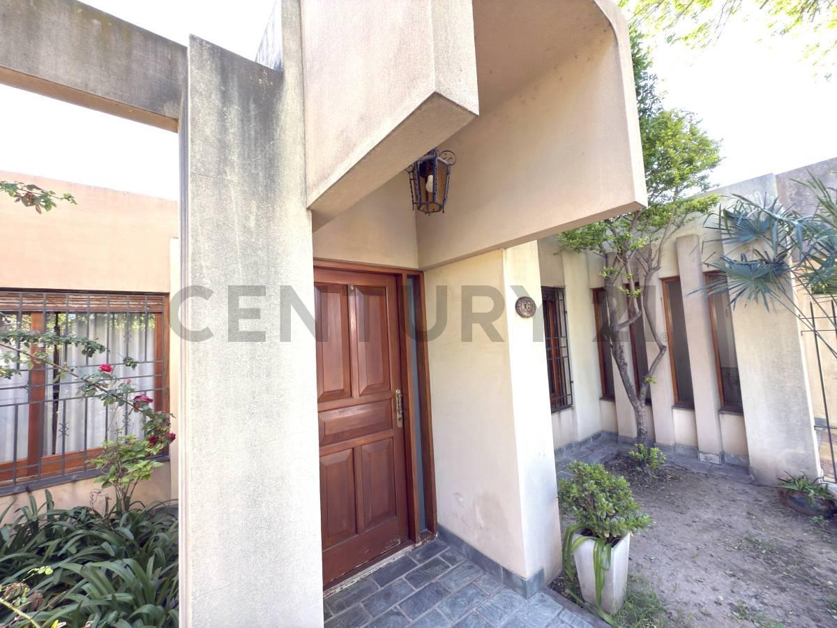 Foto de Hermosa casa de tres habitaciones, con pileta y jardín en zona Sagrado, imagen 5