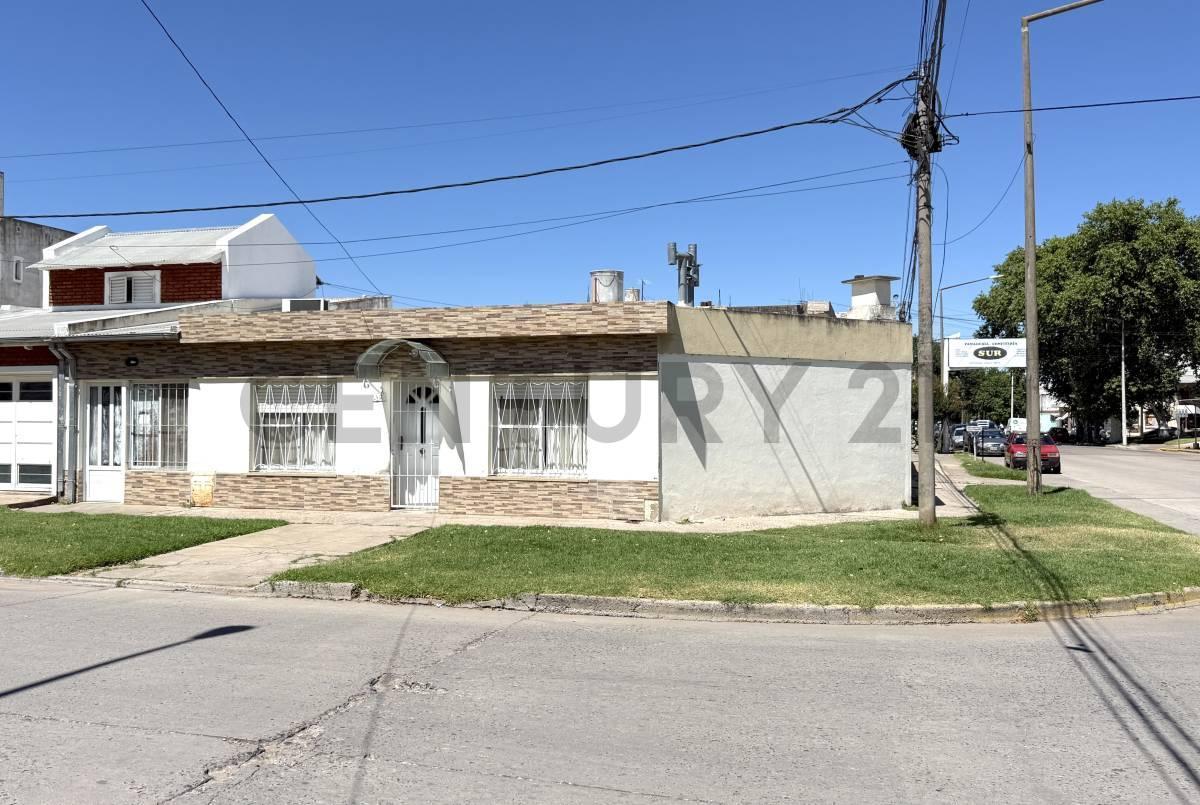 Foto de CASA 3 DORMITORIOS FRENTE A TERMINAL VENADO TUERTO, imagen 1