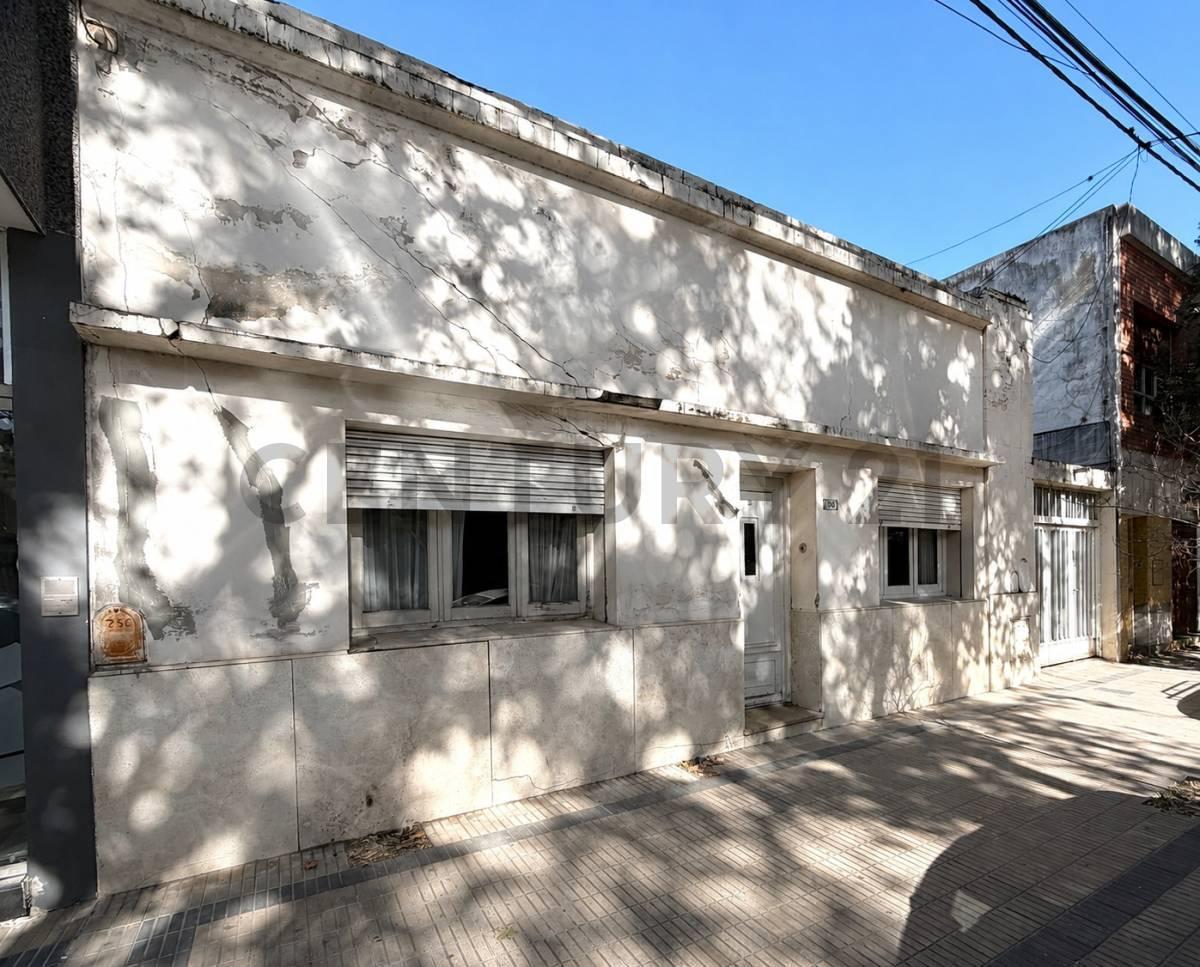 Foto de OPORTUNIDAD EN PLENO CENTRO DE VENADO TUERTO - CASA A RECICLAR CON LOTE, imagen 2