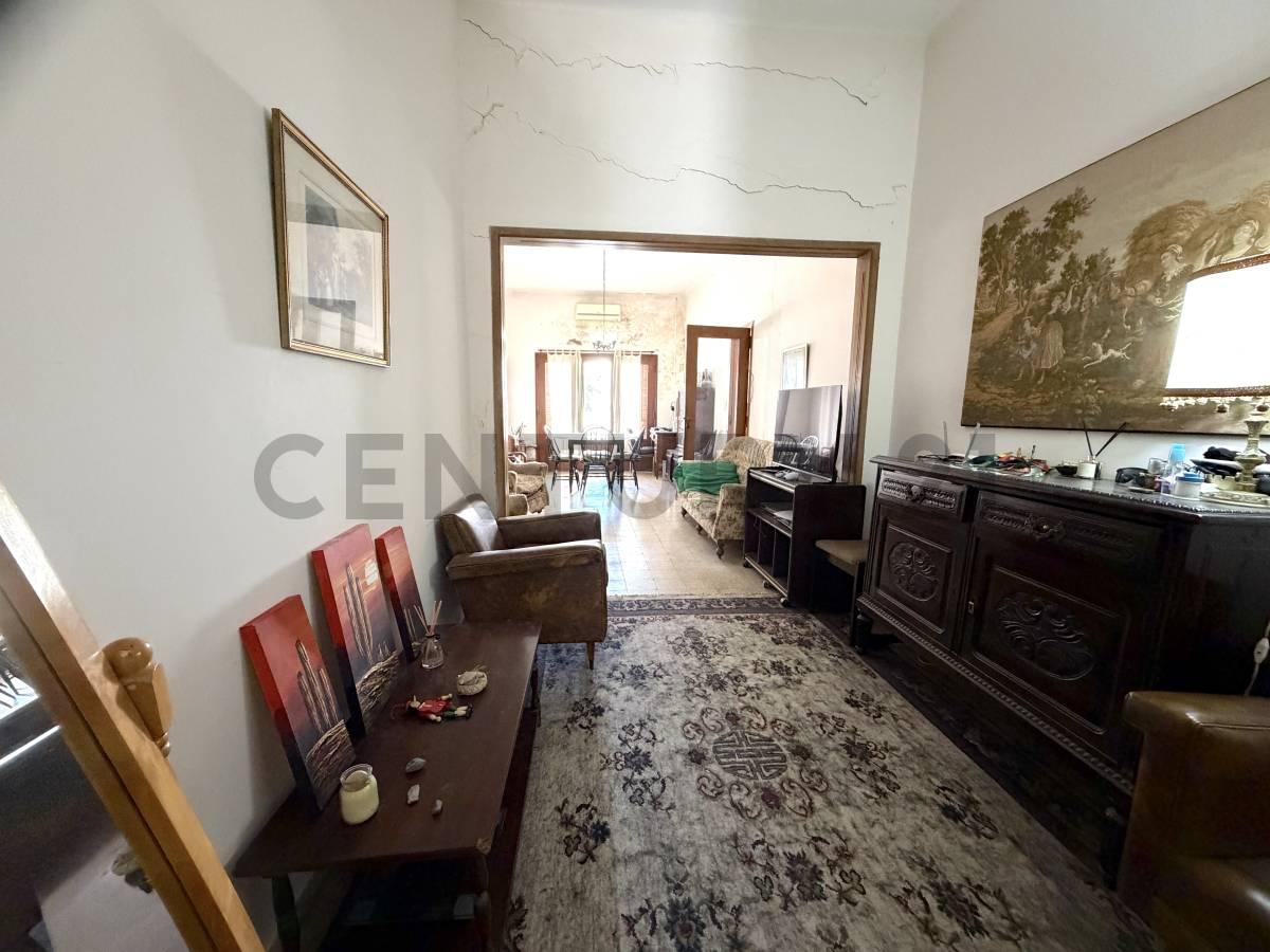 Foto de OPORTUNIDAD EN PLENO CENTRO DE VENADO TUERTO - CASA A RECICLAR CON LOTE, imagen 5