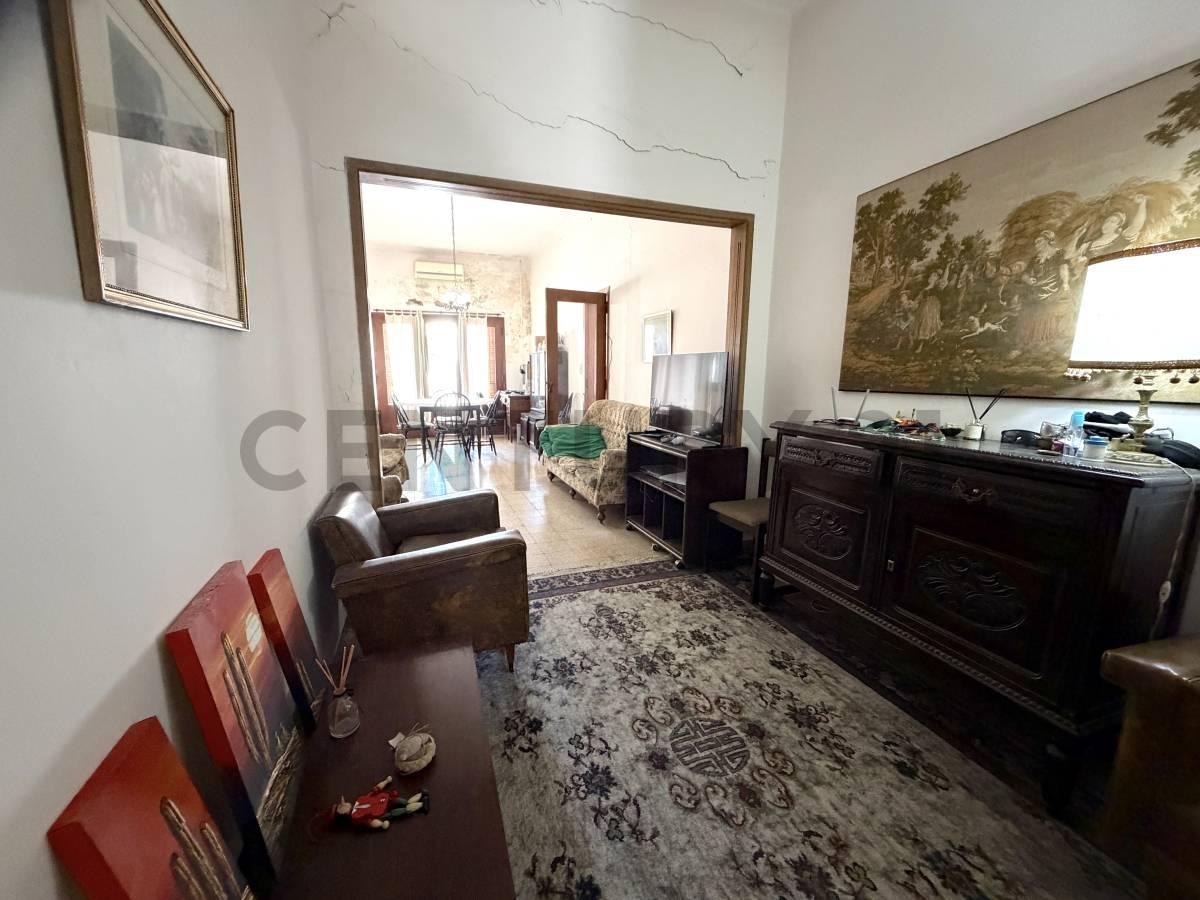 Foto de OPORTUNIDAD EN PLENO CENTRO DE VENADO TUERTO - CASA A RECICLAR CON LOTE, imagen 1