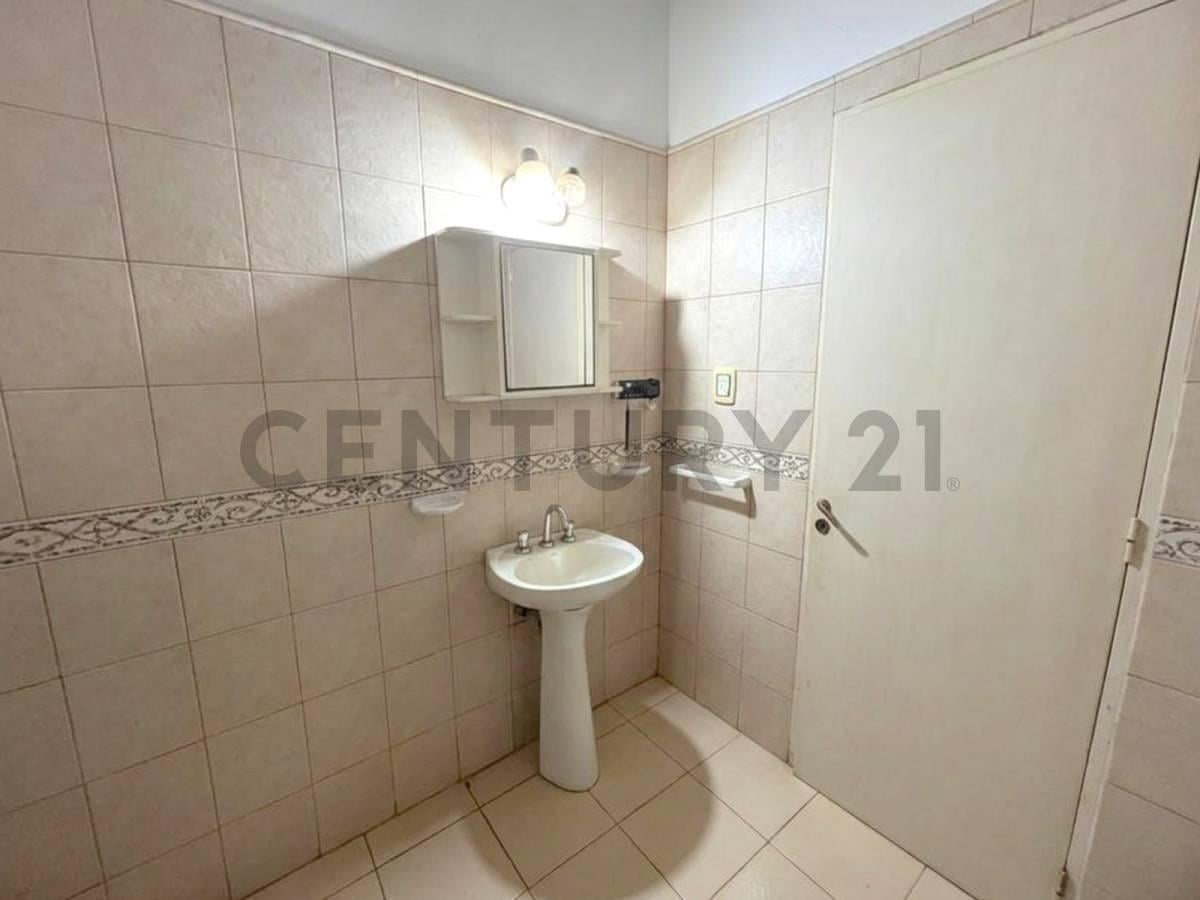 Foto de CASA DE 2 DORMITORIOS CON AMPLIO PATIO VERDE. VENADO TUERTO, imagen 3