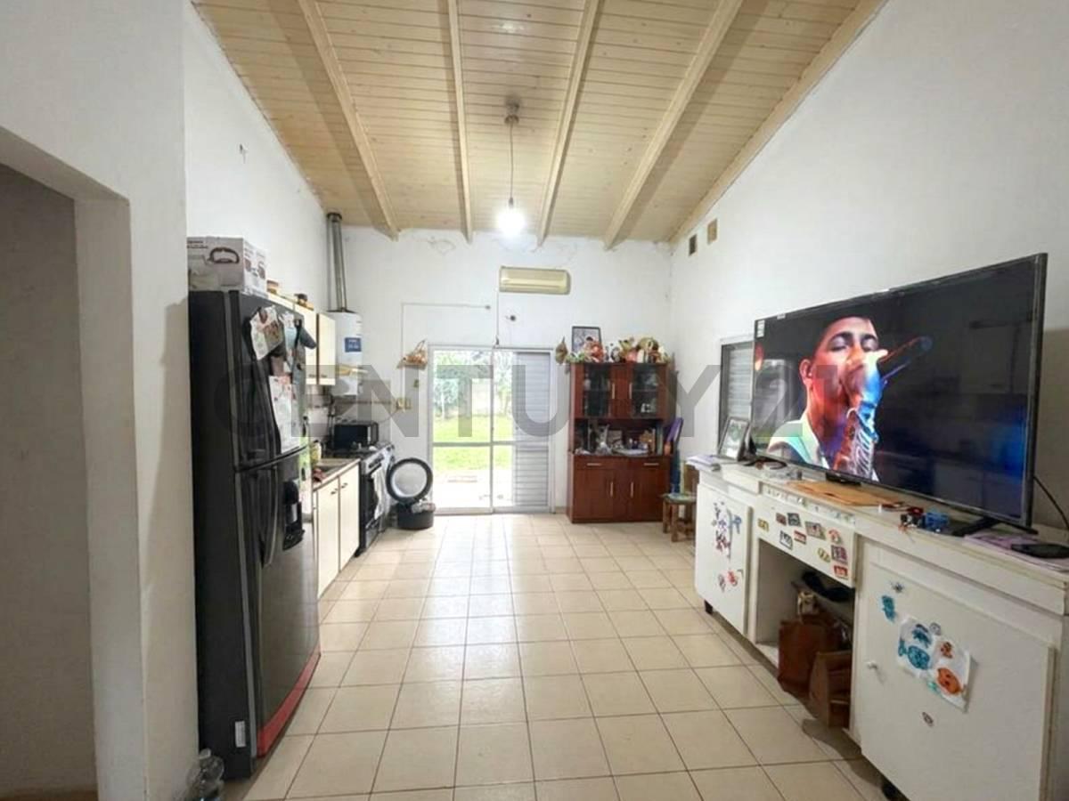 Foto de CASA DE 2 DORMITORIOS CON AMPLIO PATIO VERDE. VENADO TUERTO, imagen 4