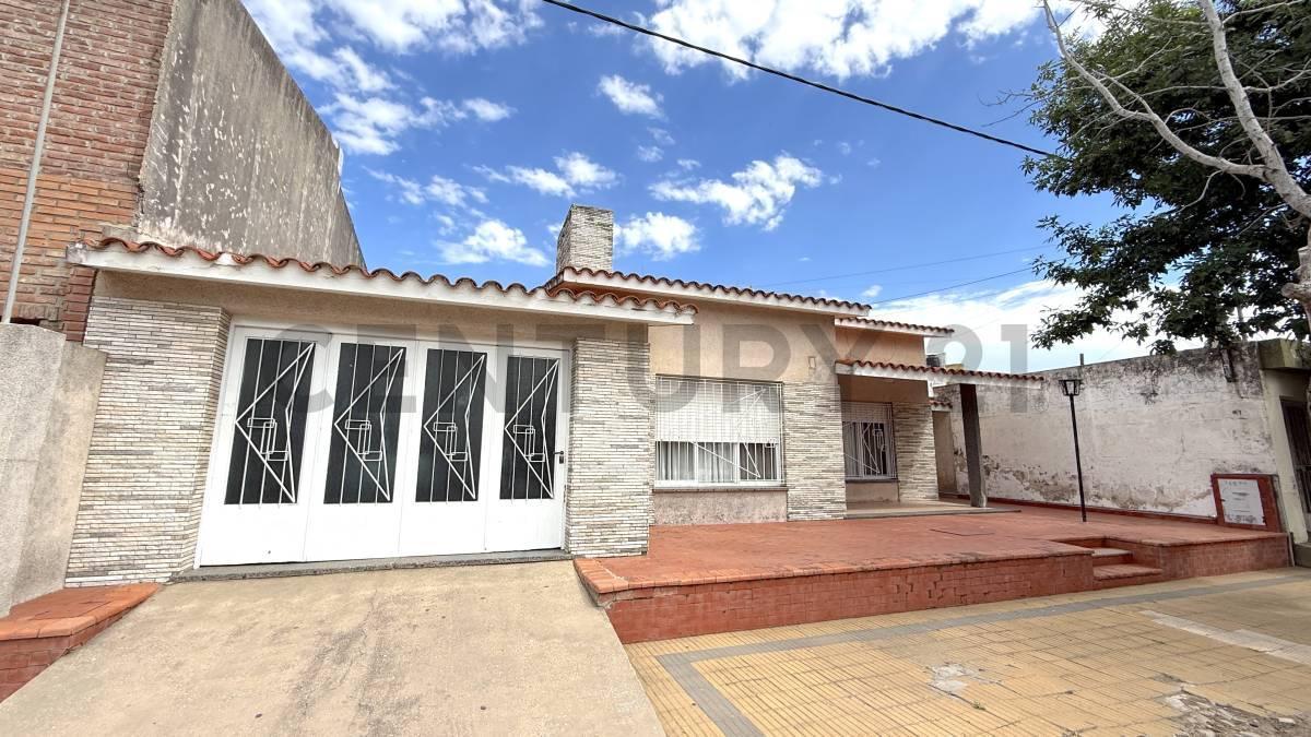 Foto de Elegancia y espacio: Casa con piso de mármol, patio de 40 m, patio de, imagen 3