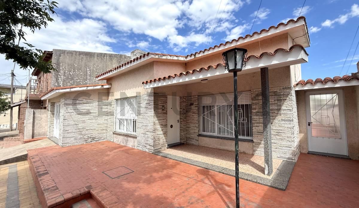 Foto de Elegancia y espacio: Casa con piso de mármol, patio de 40 m, patio de, imagen 5
