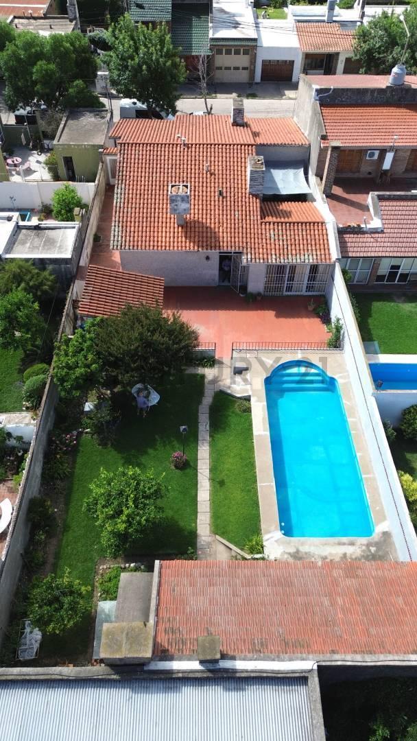 Foto de Elegancia y espacio: Casa con piso de mármol, patio de 40 m, patio de, imagen 4