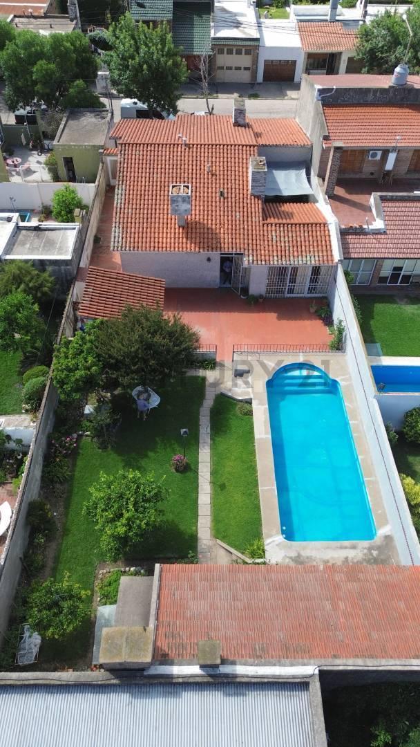 Foto de Elegancia y espacio: Casa con piso de mármol, patio de 40 m, patio de, imagen 1
