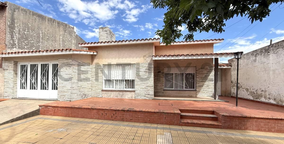 Foto de Elegancia y espacio: Casa con piso de mármol, patio de 40 m, patio de, imagen 2