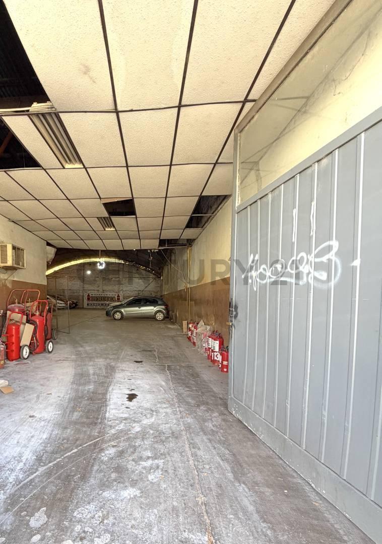 Foto de Local comercial con cocheras sobre gran lote - Zona Centro, imagen 4