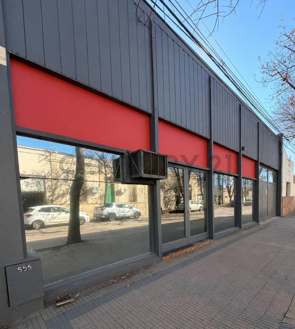 Foto de Local comercial con cocheras sobre gran lote - Zona Centro, imagen 1