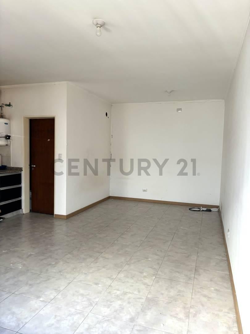 Foto de MONOAMBIENTE EN PRIMER PISO - EXCELENTE UBICACIÓN -VENADO TUERTO, imagen 2
