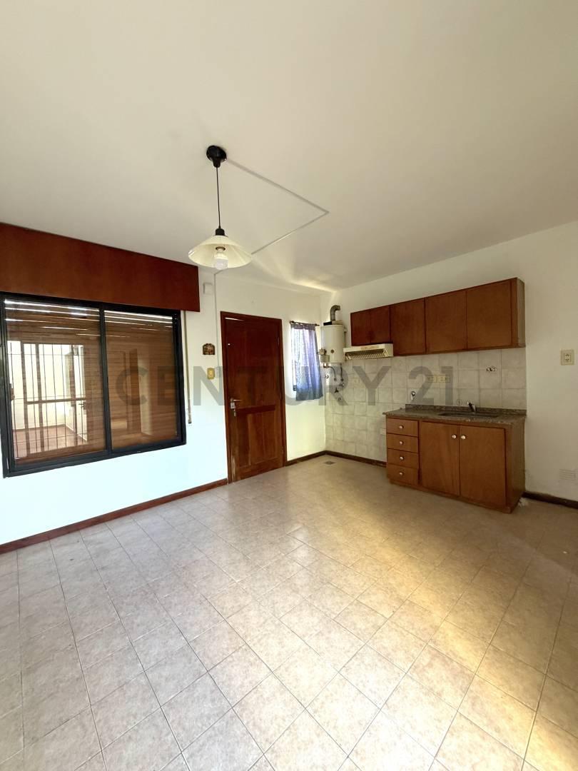 Foto de Departamento de 1 dormitorio con patio seco excelente ubicación.VENADO, imagen 2