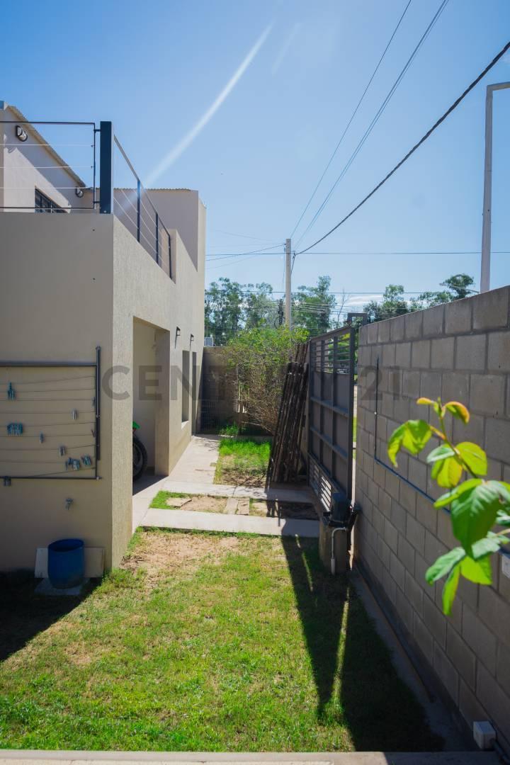 Foto de Casa moderna de 3 habitaciones con pileta. VENADO TUERTO, imagen 3
