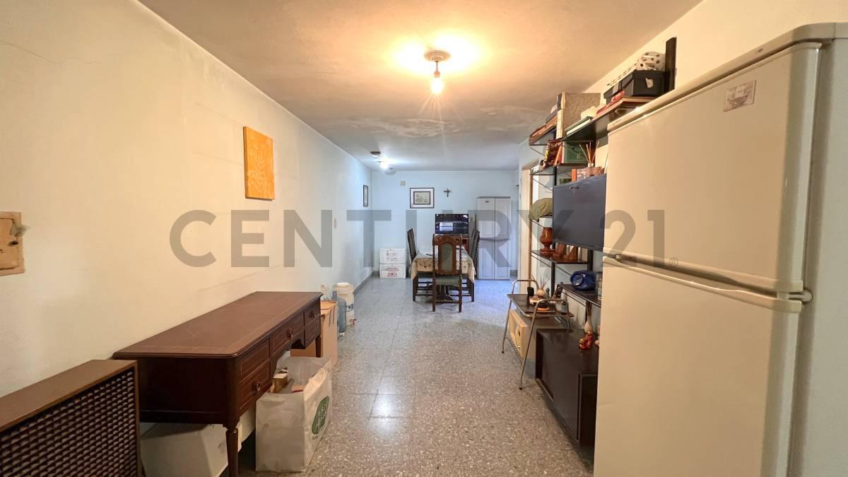 Foto de DOS DEPARTAMENTOS EN PLANTA ALTA CON INGRESO POR ESCALERAS-IDEAL, imagen 2