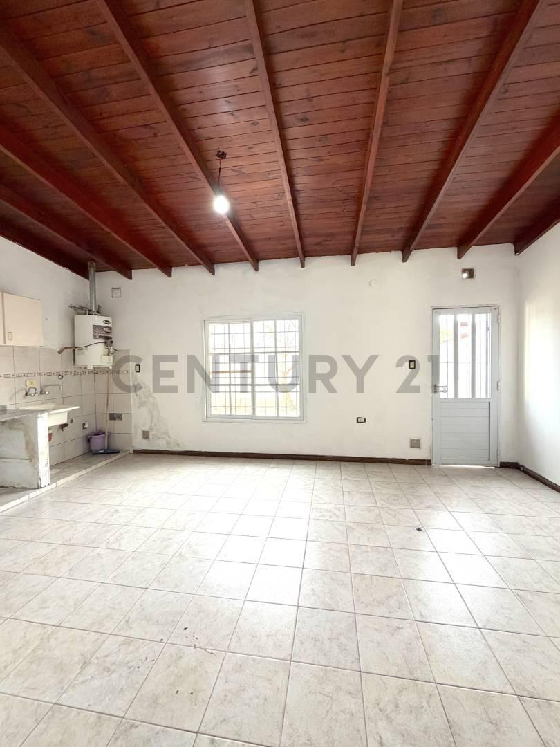 Foto de Departamento 2 ambientes con patio e ingreso para vehículo. VENADO, imagen 4