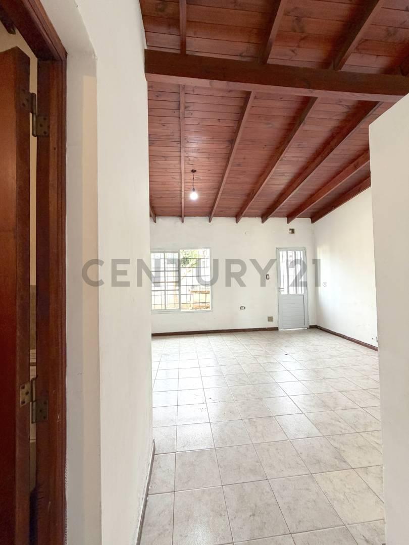Foto de Departamento 2 ambientes con patio e ingreso para vehículo. VENADO, imagen 5