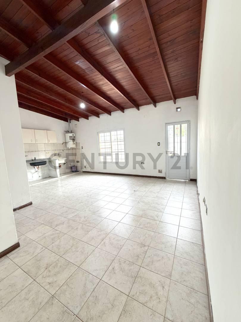 Foto de Departamento 2 ambientes con patio e ingreso para vehículo. VENADO, imagen 2
