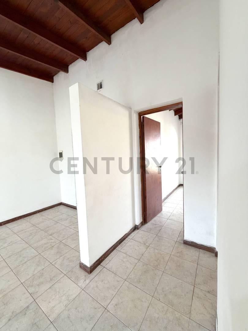 Foto de Departamento 2 ambientes con patio e ingreso para vehículo. VENADO, imagen 3