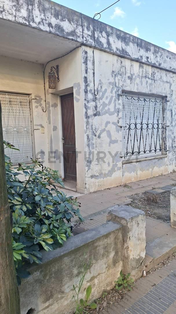 Foto de CASA DE TRES DORMITORIOS A RECICLAR CON COCHERA - VENADO TUERTO, imagen 5