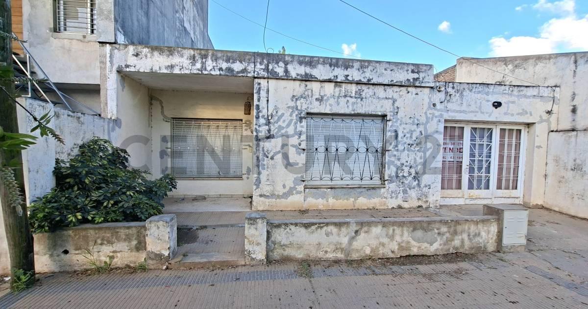 Foto de CASA DE TRES DORMITORIOS A RECICLAR CON COCHERA - VENADO TUERTO, imagen 2