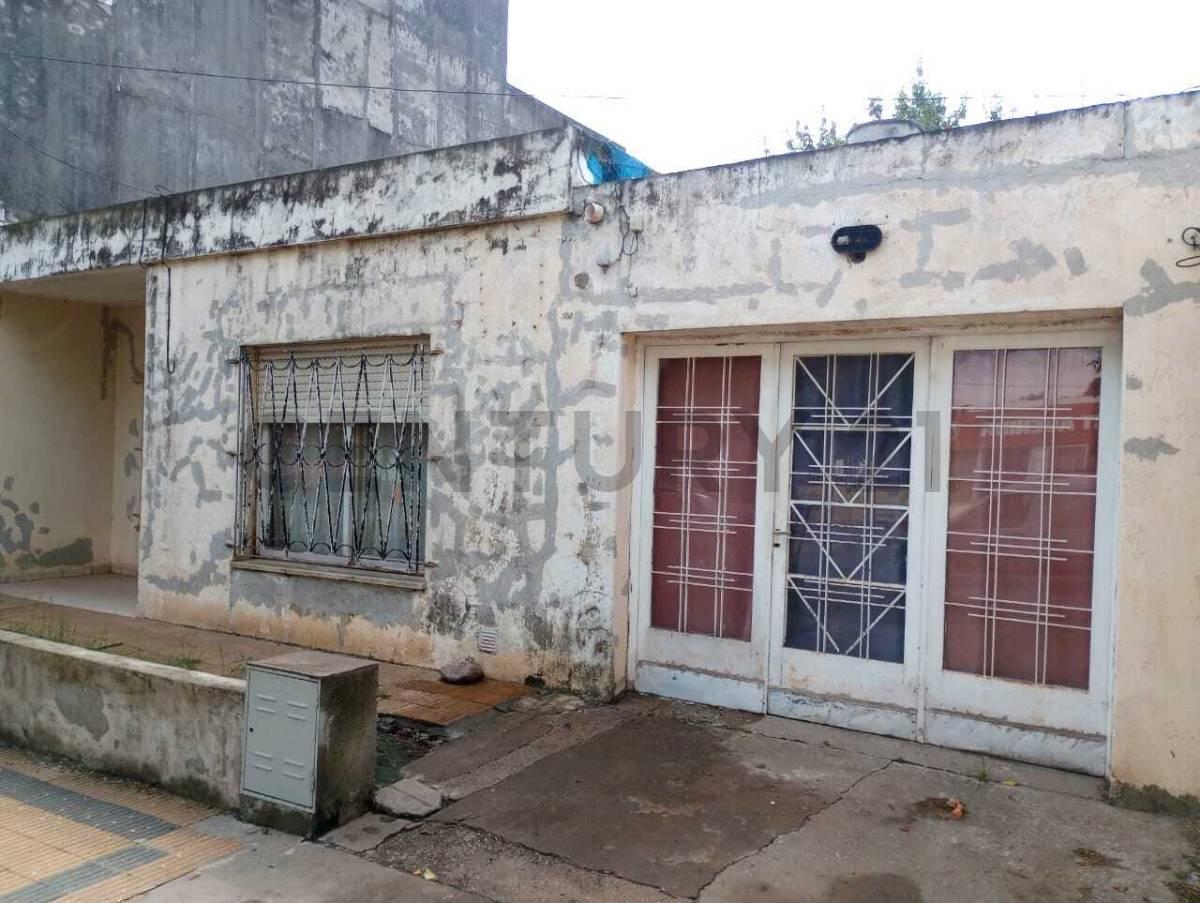 Foto de CASA DE TRES DORMITORIOS A RECICLAR CON COCHERA - VENADO TUERTO, imagen 1