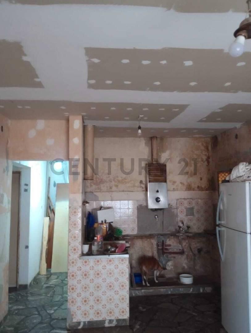 Foto de CASA DE TRES DORMITORIOS A RECICLAR CON COCHERA - VENADO TUERTO, imagen 4